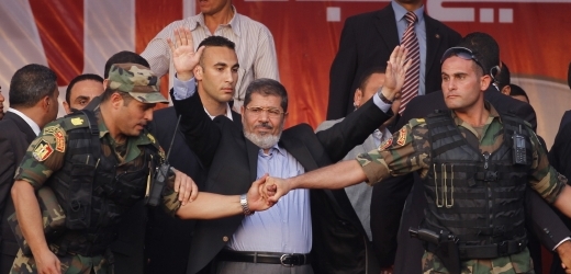 Prezident Mursí se s armádou přetahuje o moc.