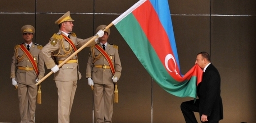 Amnestie pro Mutalibova je doplňkovým efektem zákona šitého na míru současnému prezidentovi Alijevovi. Na snímku líbá vlajku po znovuzvolení v roce 2010.