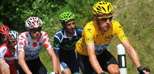Bradley Wiggins (vpravo) vyhrál devátou etapu Tour de France.
