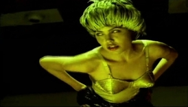 Záběr z videoklipu, během jehož natáčení se zpěvák do Angeliny Jolie zbláznil.