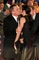 Daniel Craig dostal za polibek 30 tisíc dolarů. Na snímku z roku 2008 líbá na červeném koberci Satsuki Mitchellovou před německou premiérou filmu o Jamesi Bondovi Quantum of Solace.
