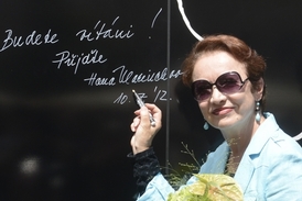 Herečka pokřtila 10. července v Praze autobus Kavárny Potmě, ve které obsluhují nevidomí číšníci.