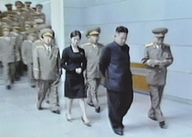 Žena šla s Kimem také uctít památku dědečka-zakladatele komunistické dynastie Kim Ir-sena.