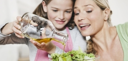 Pokud se děti naučí vařit, automaticky sáhnou po zdravějších potravinách, slibují vědci.