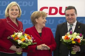 Mappus platil kdysi za žhavého nástupce Merkelové (uprostřed) v úřadu kancléře. 