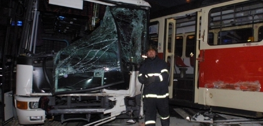 V pražském Hloubětíně se ráno srazil autobus s tramvají (ilustrační foto).