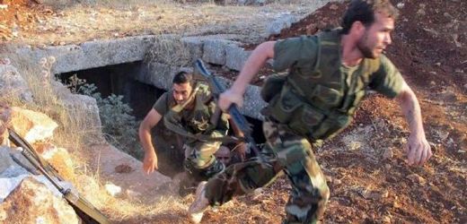 Příslušníci Syrské svobodné armády vybíhají z krytu.