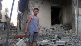 Chlapec u trosek svého domova v Homsu.