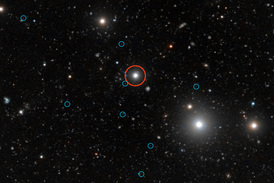 Temné galaxie (v modrých kroužcích) září díky kvasaru (v červeném kroužku), který je osvětluje.