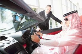 Rodilí Kuvajťané přišli na svět "se stříbrnou lžičkou v puse". Luxusní auta v garáži jsou samozřejmostí.
