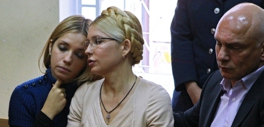 Oleksandr Tymošenko s manželkou a dcerou při soudním jednání na podzim loňského roku.