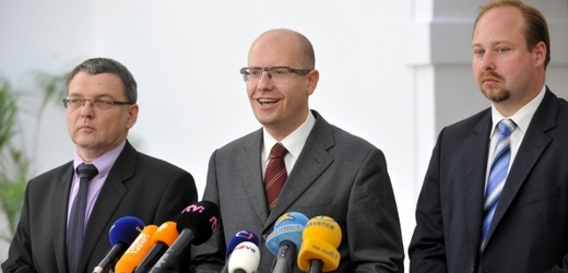 Zleva místopředseda ČSSD Lubomír Zaorálek, předseda ČSSD Bohuslav Sobotka a předseda poslaneckého klubu strany Jeroným Tejc. 