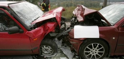 Deset lidí se zranilo při srážce dvou osobních aut u jihočeské Březnice (ilustrační foto).