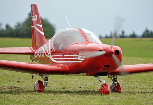 Červený prototyp dvoumístného stroje Skyleader 400 se objevil nad henčovským letištěm dvě hodiny po poledni.