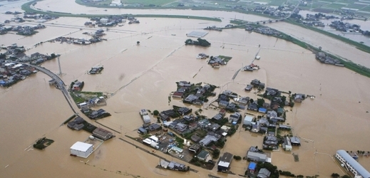 Přes čtvrt milionu Japonců muselo opustit své domy a byty kvůli ničivým záplavám na japonském ostrově Kjúšú. 