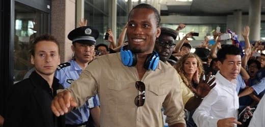Didier Drogba na čínském letišti.