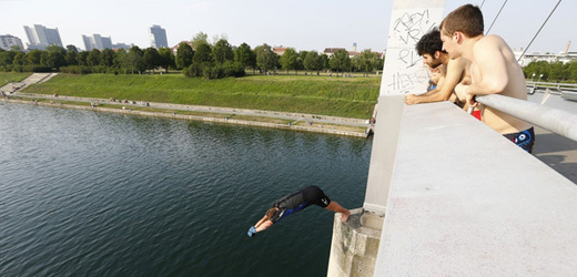Mladý Čech se ve Vídni zabil skokem z mostu do Dunaje (ilustrační foto).