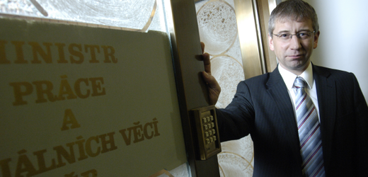 Ministr práce a sociálních věcí Jaromír Drábek (TOP 09) sociální karty prosadil i přes odpor opozice.