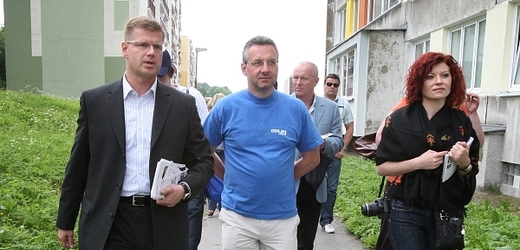 Daniel Volák (vlevo) během předvolební kampaně ODS v květnu 2009.