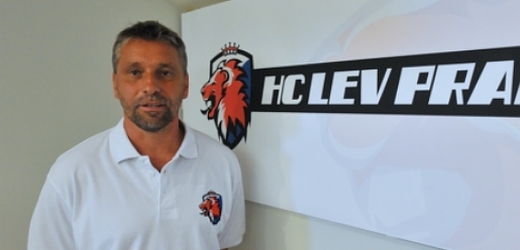 Trenér hokejistů Lva Praha Josef Jandač.