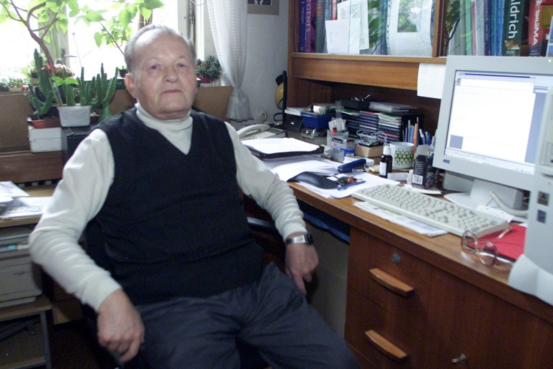 Antonín Holý vystudoval organickou chemii na Matematicko-fyzikální fakultě Univerzity Karlovy v Praze. Na snímku z roku 2002. (Foto: DAN MATERNA / MF DNES / Profimedia)