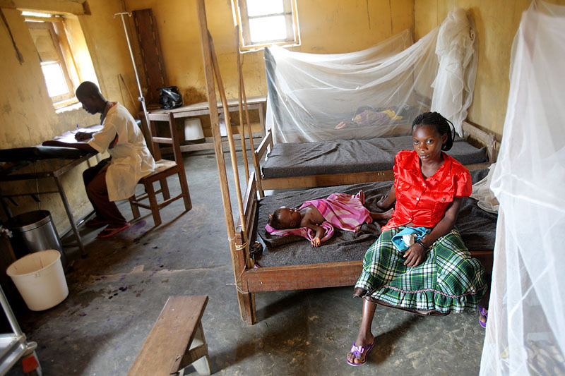 V zdravotnickém centru Kakemenge na východě Konga měsíčně ošetří 200 až 300 pacientů a porodí v něm okolo 25 žen. Člověk v tísni tu s prostředky od ECHO postavil novou budovu a do centra dodává léky. ECHO (European Community Humanitarian Office) je humanitární pomoc spadající pod EU a byla vytvořena v roce 1992 jako výraz evropské solidarity s lidmi v nouzi po celém světě.