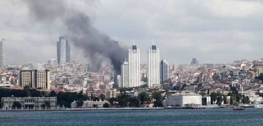 Hořící silueta Istanbulu.