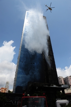 Požár mrakodrapu je pro hasiče tvrdý oříšek.