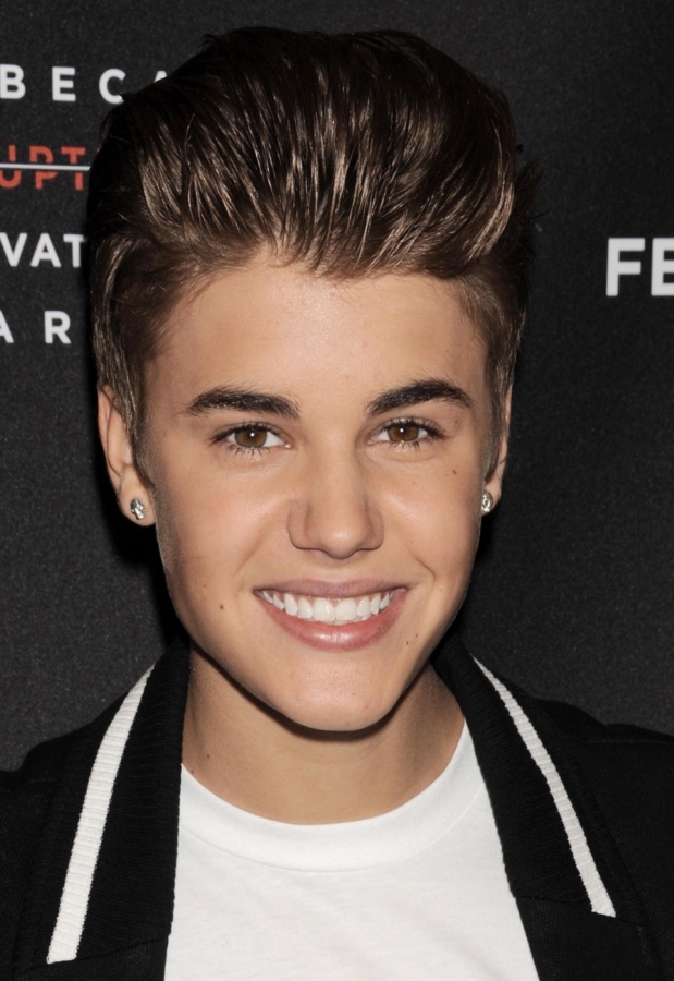 Mladý zpěvák Justin Bieber podléhá módním trendům až přespříliš.
