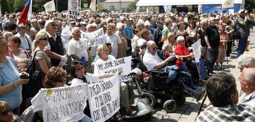 Proti chystaným změnám ve valorizaci penzí v květnu v Praze demonstrovaly stovky důchodců.