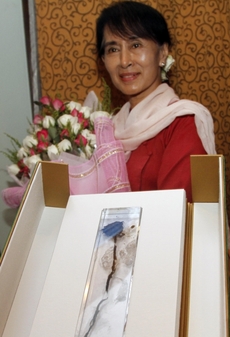 Květ jménem barmské političky položili loni barmští opoziční aktivisté na rakev bývalého prezidenta Václava Havla.