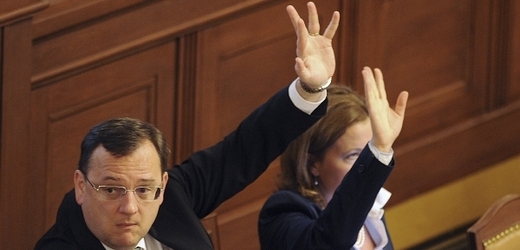 Premiér Petr Nečas a Karolína Peake během dnešního jednání sněmovny.