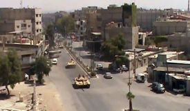 Tanky v ulicích Damašku nedaleko prezidentského paláce. 