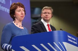 Britská šéfka diplomacie EU Catherine Ashtonová. V pozadí český eurokomisař Štefan Füle.