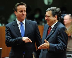 Britský premiér Cameron připustil uspořádání referenda o podmínkách britského členství v EU. Vpravo šéf EK Manel Barroso. 