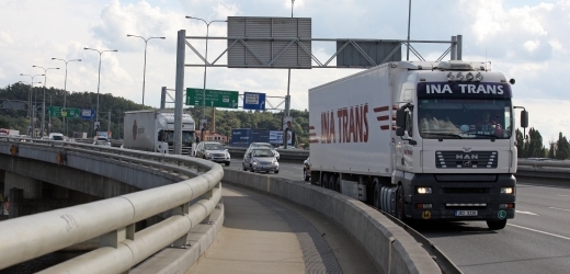 Řidič kamionu couval na Pražském okruhu, měl 3,56 promile (ilustrační foto).