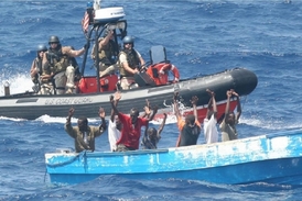 Pirátských útoků u somálských břehů ubývá, hledají jiné způsoby snadné obživy.