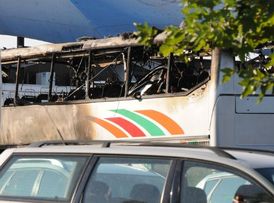 Zničený, vypálený autobus.