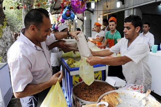 Pochoutky na trhu v Alžírsku v době ramadánu.