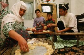 Palestinská rodina v Ramalláhu připravuje tradiční pokrmy k ramadánu. 
