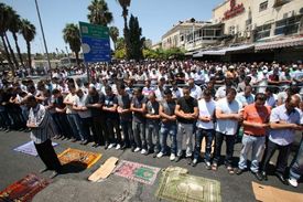 Hromadná páteční modlitba muslimů u mešity Al-Aksá v Jeruzalémě. 