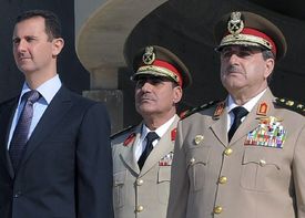 Prezident Asad (vlevo) s ministrem obrany Daúdem Radžhou (vpravo), zabitým ve středu. 