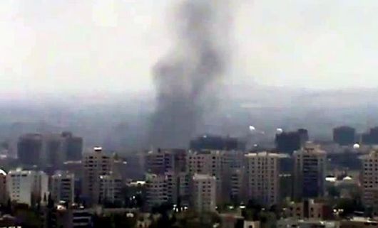Kouř nad Damaškem, v němž se zintenzivňují boje. 