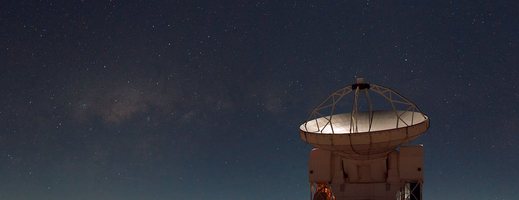 Radioteleskop APEX umístěný v nadmořské výšce 5000 m v chilských Andách.