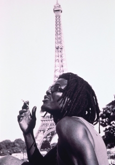 Kuřák před Eiffelovkou.