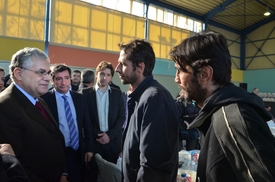  Premiér Lucas Papademos hovoří v lednu 2012 s mladými bezdomovci ve výdejně polévky. 