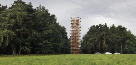 Nová vyhlídková věž ve tvaru okurky vyrůstá v Heřmanicích na Liberecku.
