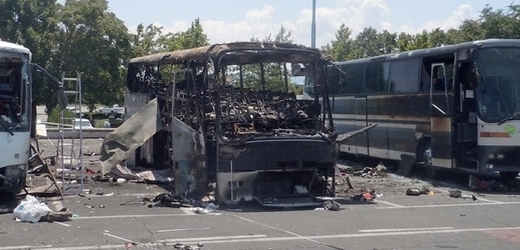 Zbytky autobusu odpáleného na letišti v Burgasu.