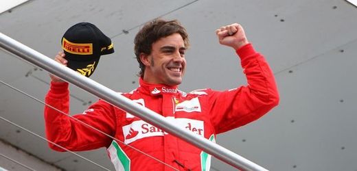 Šťastný Fernando Alonso.