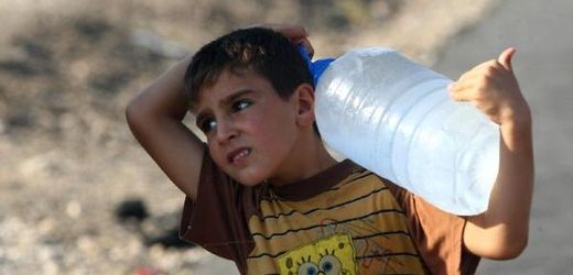 V uprchlických táborech v Turecku bojují Syřané o vodu.